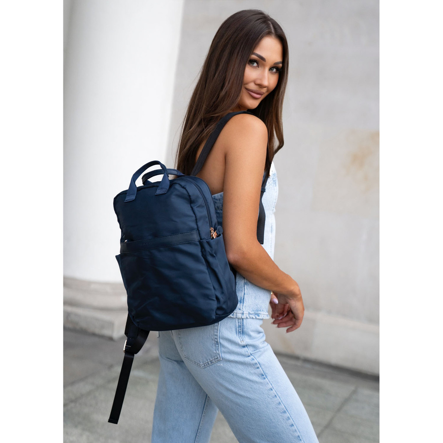 Granatowy, nylonowy plecak damski na regulowanych szelkach zamykany suwakiem - Peterson