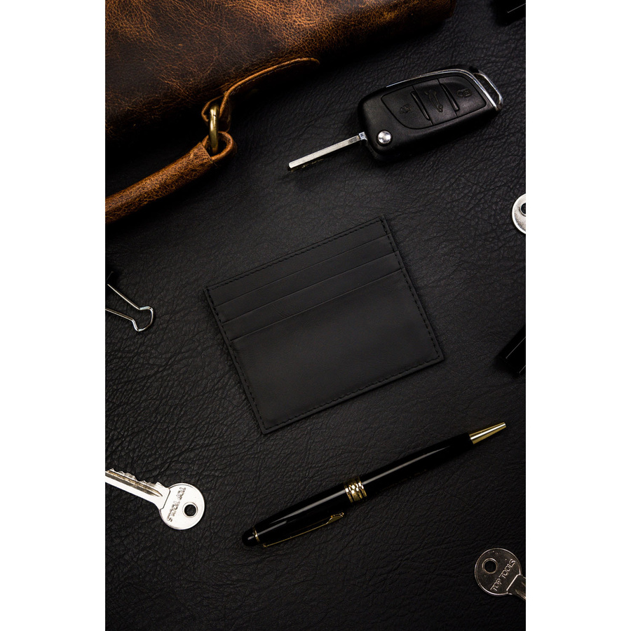 Skórzane etui na karty i dokumenty w czarnym kolorze