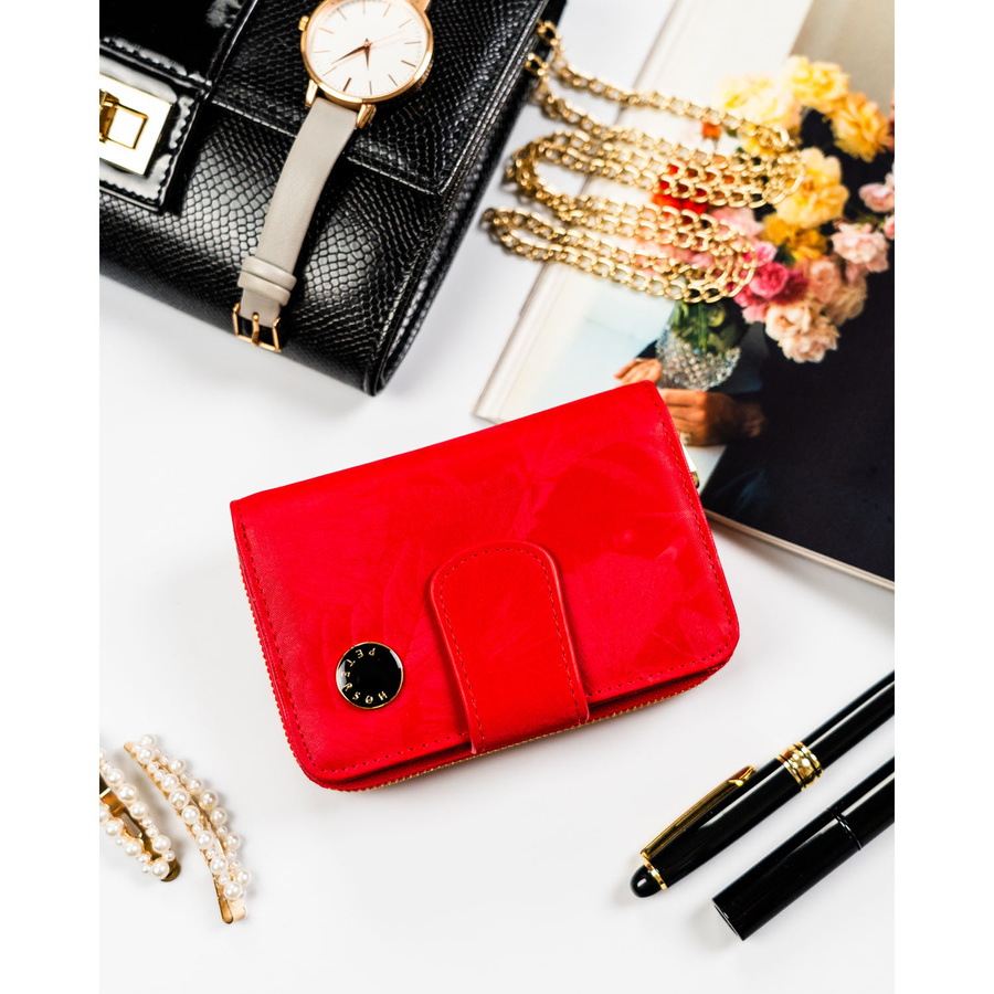 Czerwony portfel wykonany ze skóry naturalnej i ekologicznej zamykany na suwak i zatrzask - Peterson