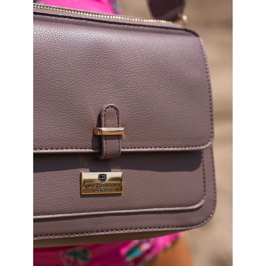 Brązowa listonoszka damska wykonana ze skóry ekologicznej - Peterson