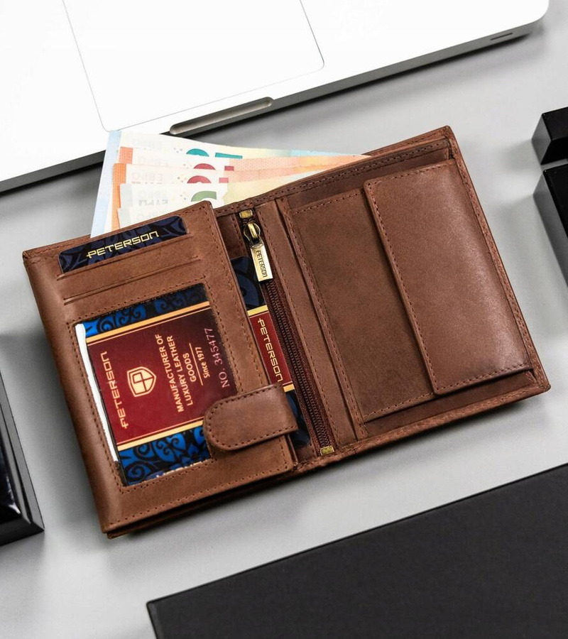 Duży, skórzany portfel męski w orientacji pionowej - Peterson