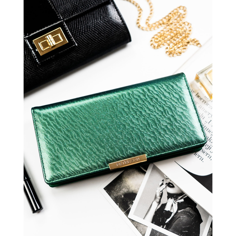 Zielony portfel damski ze skóry ekologicznej zamykany na zatrzask i suwak - Peterson