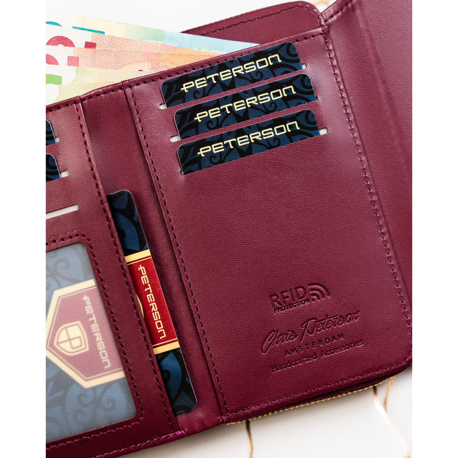 Poziomy portfel damski ze skóry ekologicznej w bordowym kolorze, zamykany suwakiem i zatrzaskiem - Peterson