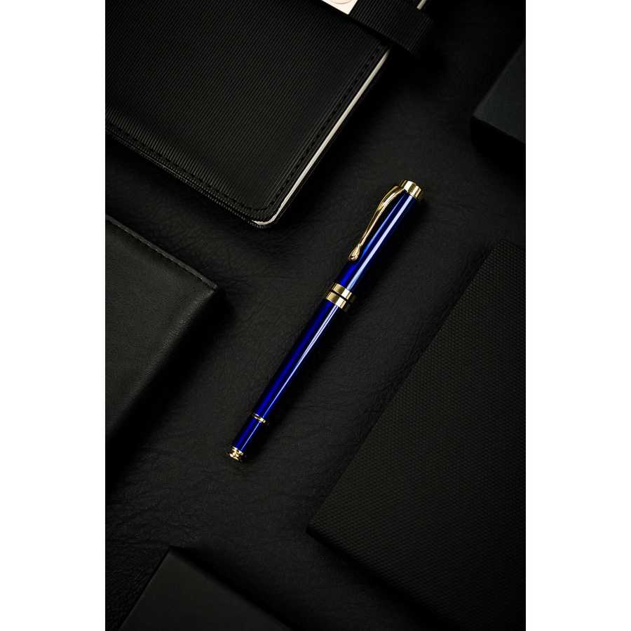 Elegancki metalowy długopis w granatowym kolorze ze złotymi akcentami - Peterson