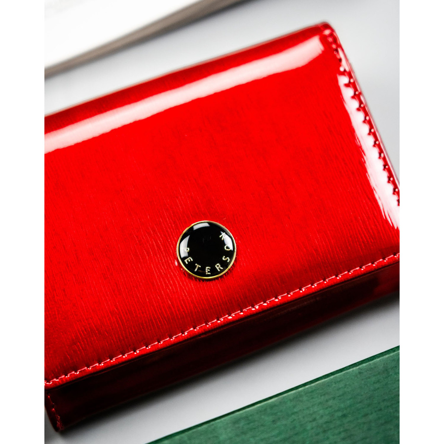 Skórzany lakierowany portfel damski na zatrzask w czerwonym kolorze - Peterson