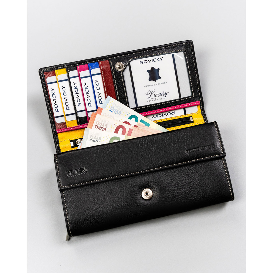 Skórzany, duży portfel damski w czarnym kolorze zamykany na zatrzask - Rovicky