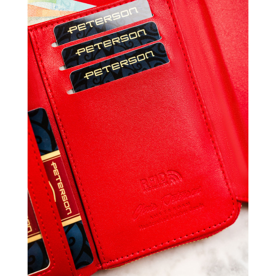 Czerwony, poziomy portfel damski wykonany z lakierowanej skóry ekologicznej - Peterson