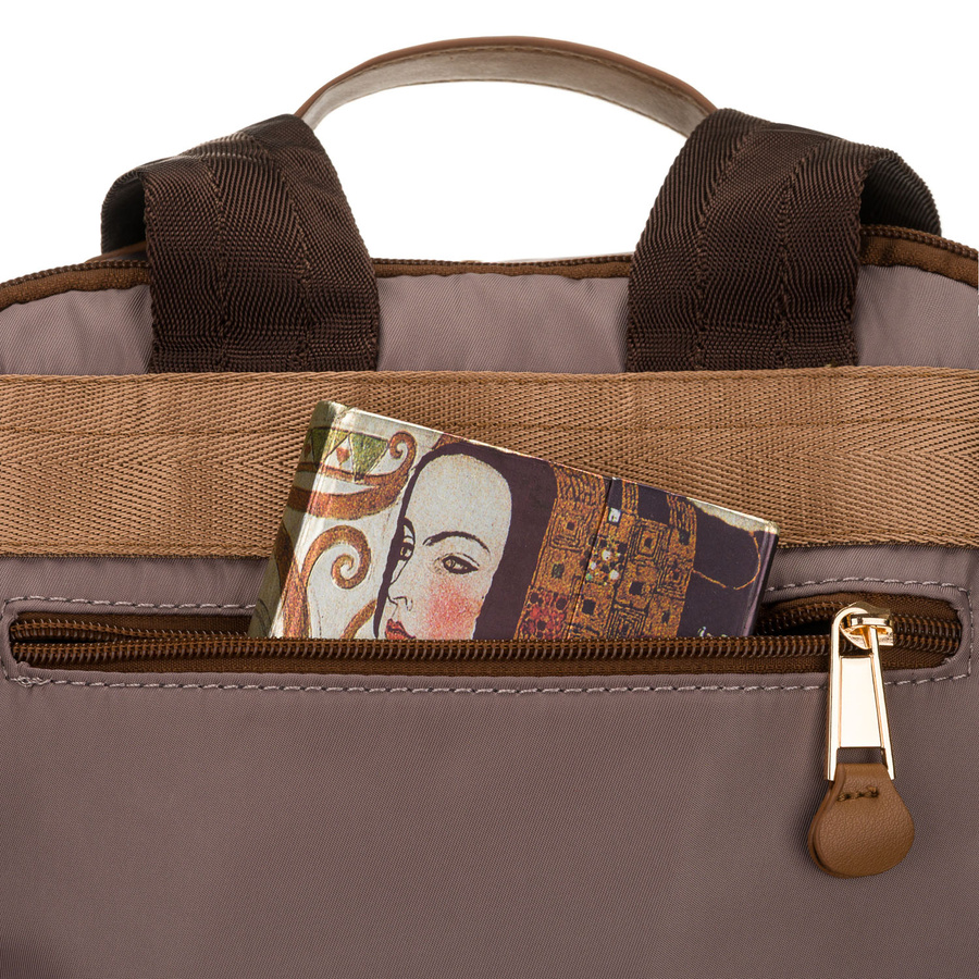 Nylonowy plecak damski w beżowym kolorze zawieszony na regulowanych szelkach - Peterson