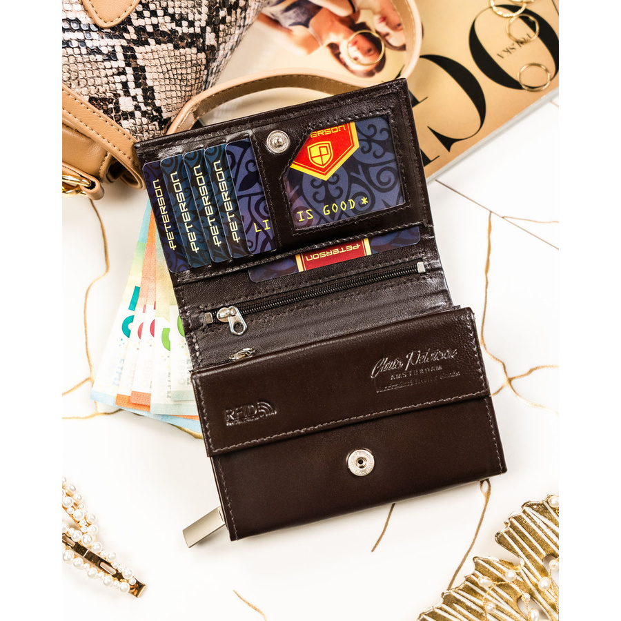 Portfel damski w brązowym kolorze zamykany na zatrzask, wyposażony w system RFID - Peterson