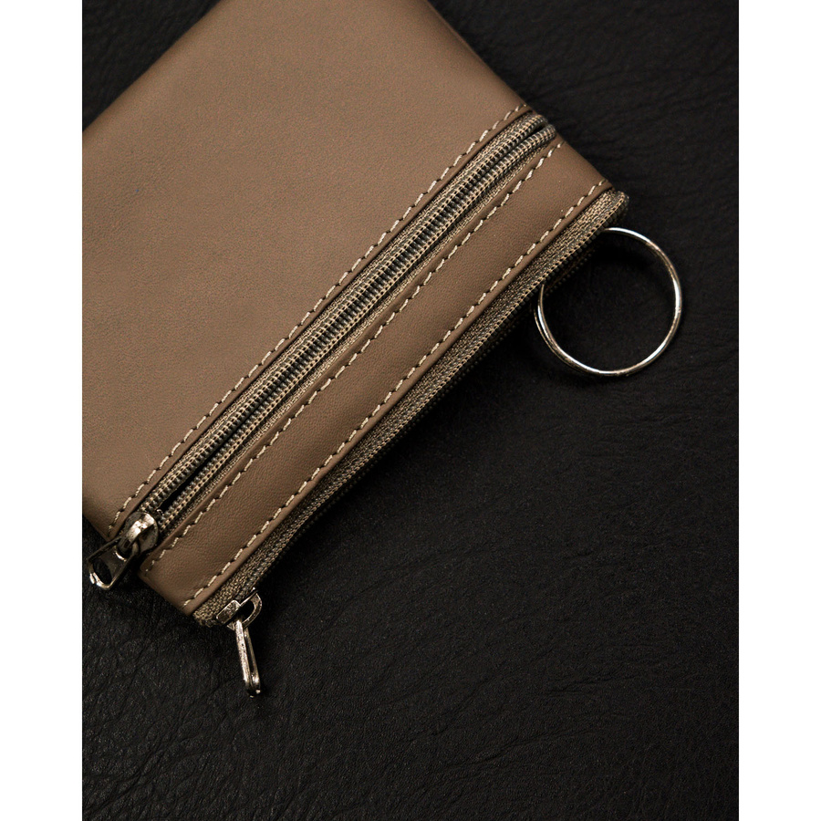 Skórzana kluczówka w beżowym kolorze zamykana suwakiem