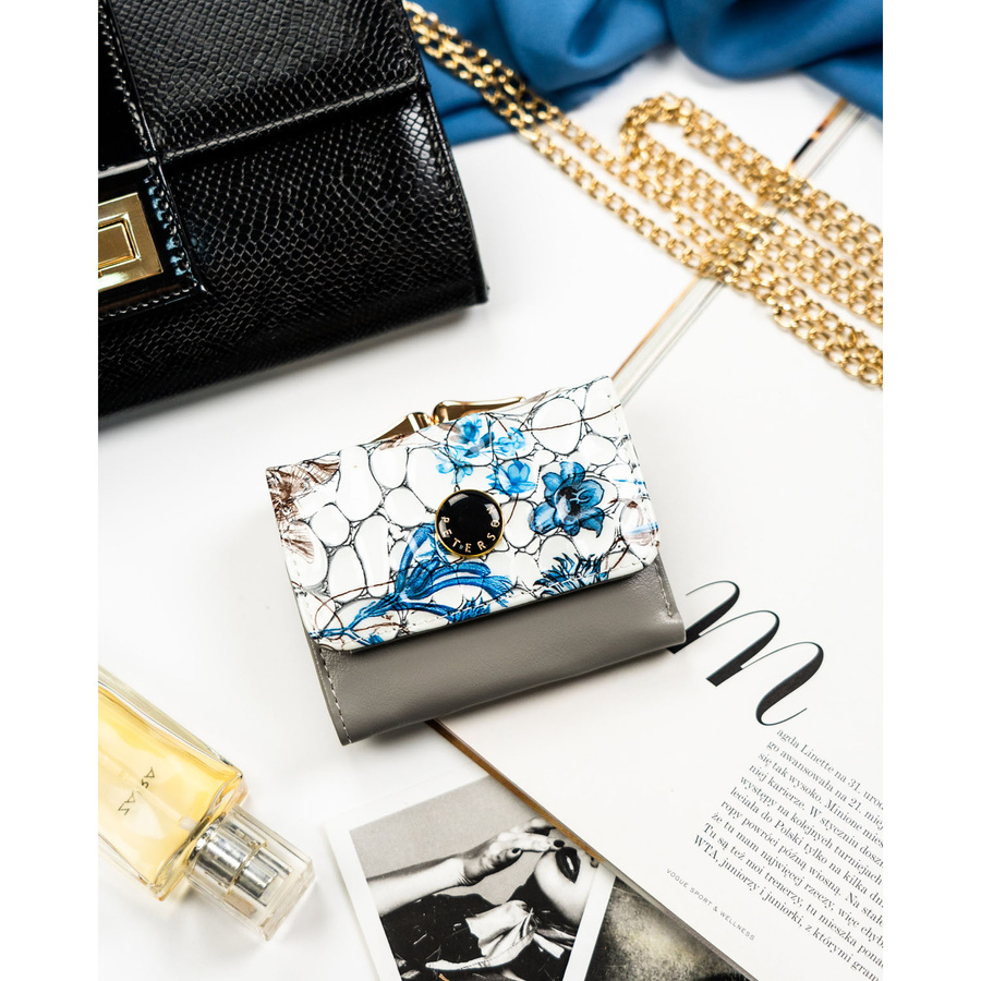 Mały, niebieski portfelik damski ze skóry naturalnej w kwiaty - Peterson