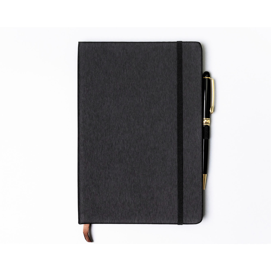 Czarny notes w formacie A5 zadrukowany w kropki, wyposażony w gumkę zamykającą - Peterson