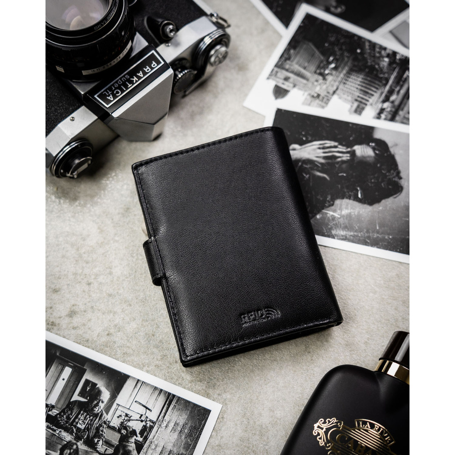 Skórzany, czarny portfel męski w orientacji pionowej zamykany zatrzaskiem - Peterson