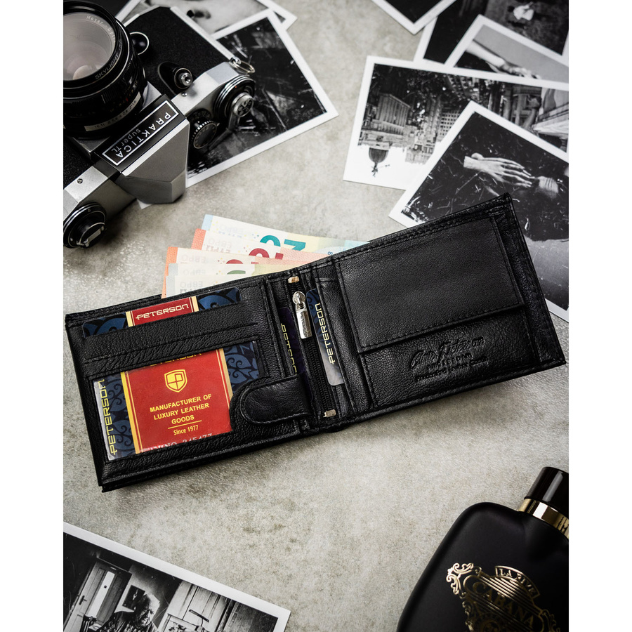 Duży, skórzany portfel męski w czarnym kolorze bez zapięcia zewnętrznego - Peterson