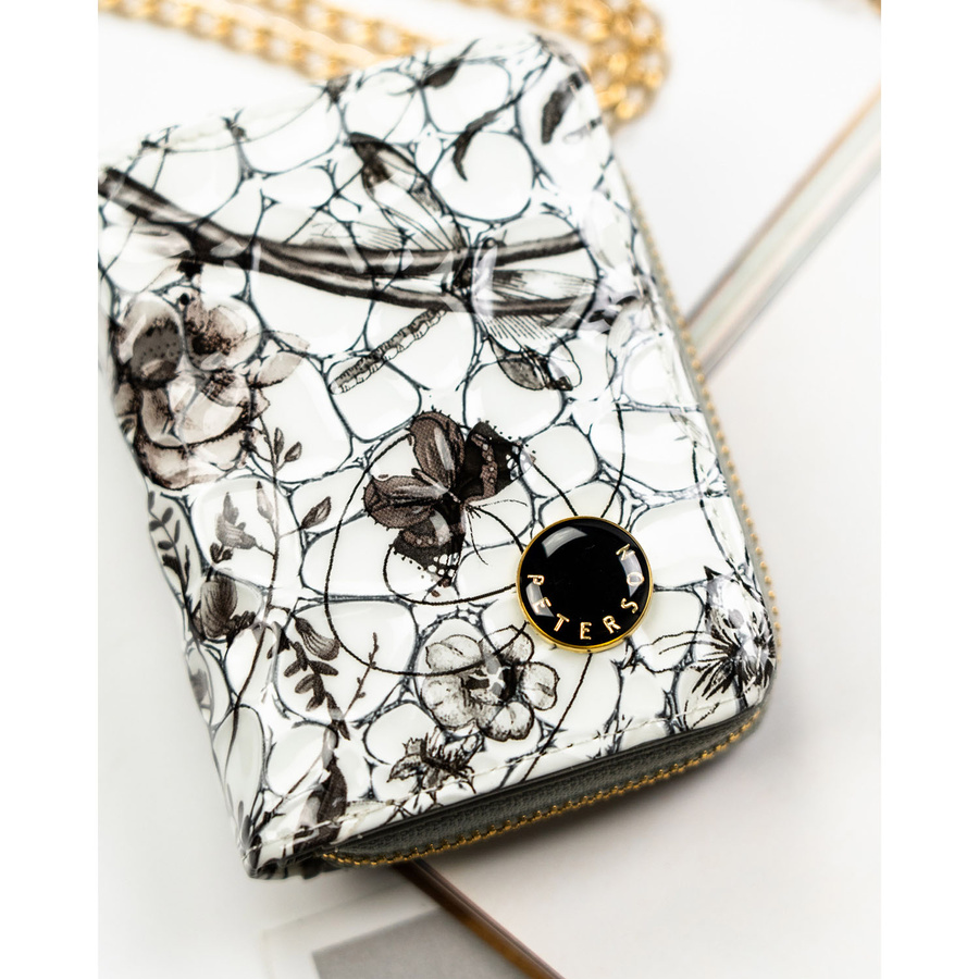 Poręczny portfelik damski ze skóry naturalnej w czarnym kolorze zamykany zatrzaskiem i suwakiem - Peterson