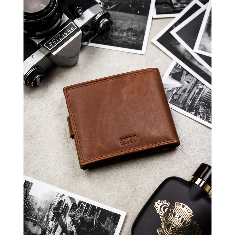 Brązowy, skórzany portfel męski wyposażony w system RFID i zamykany zatrzaskiem - Peterson