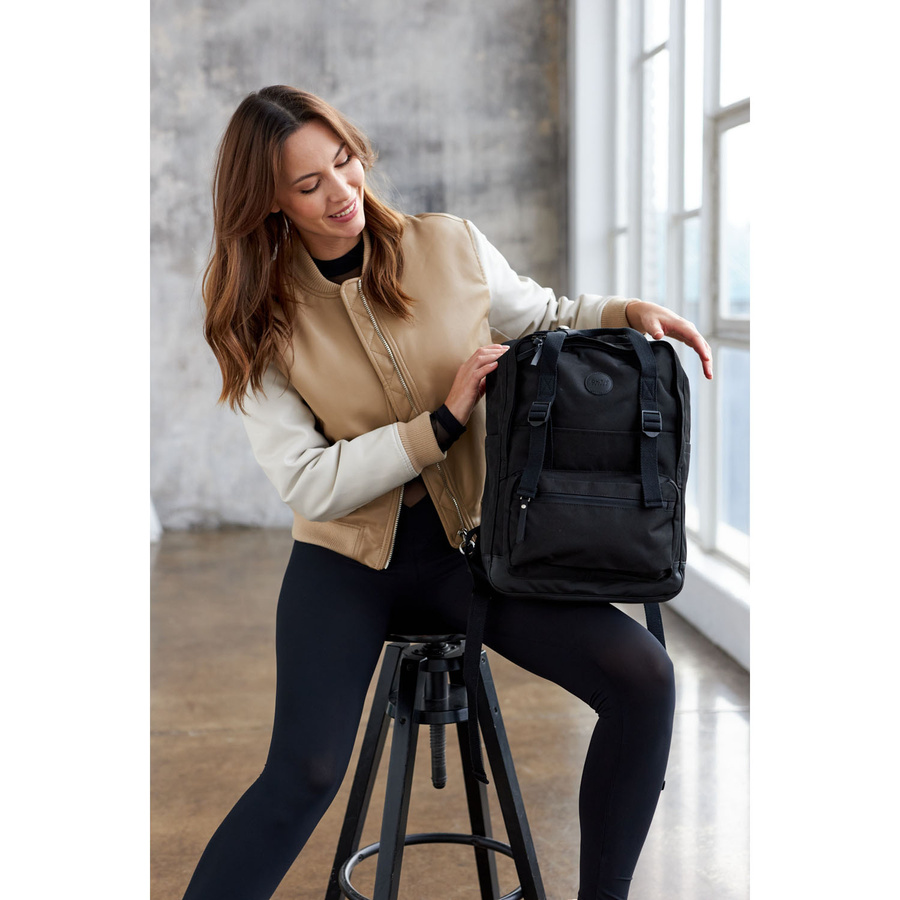 Czarny, praktyczny plecak miejski zamykany suwakami zawieszony na regulowanych szelkach - Himawari
