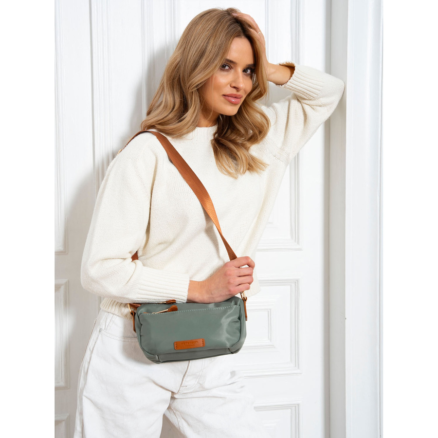 Nylonowa listonoszka damska w zielono-brązowym kolorze zawieszona na regulowanym pasku - Peterson