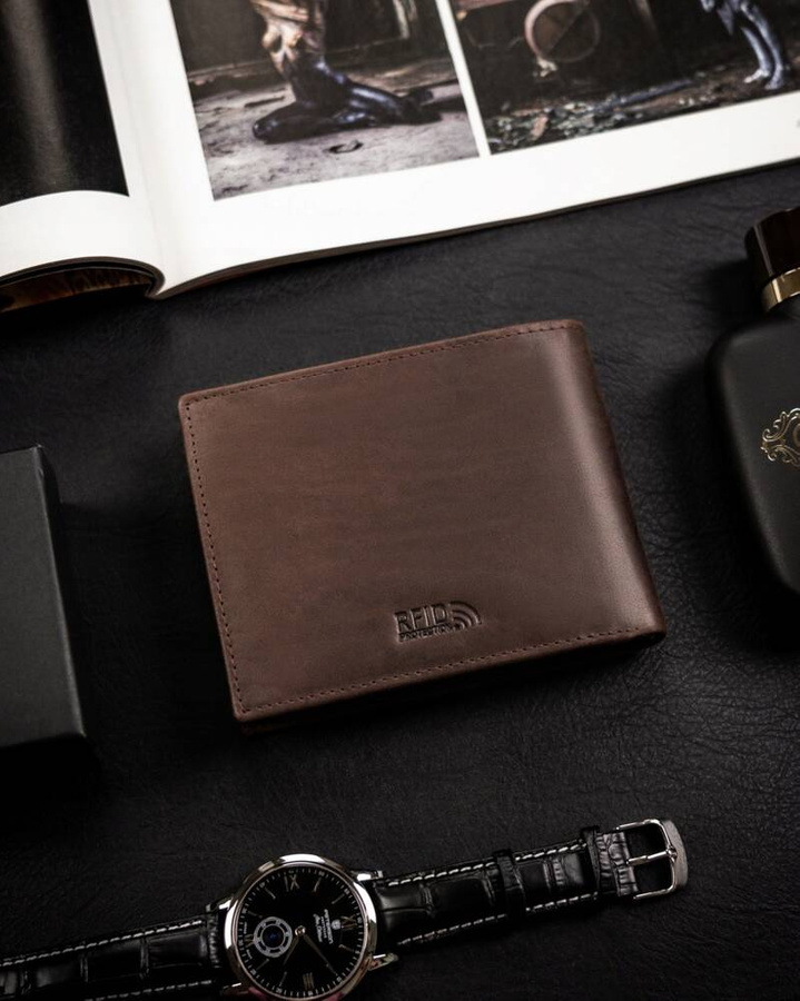 Duży, skórzany portfel męski z ozdobnym tłoczeniem - Peterson