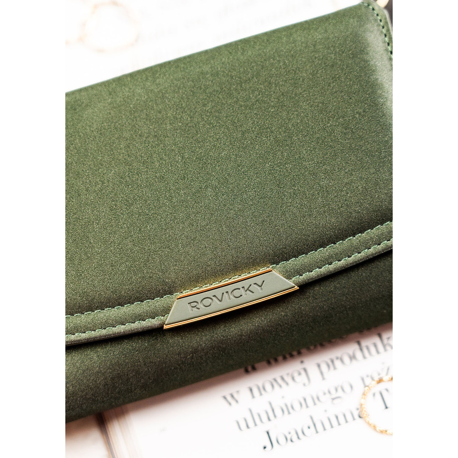 Portfel damski ze skóry ekologicznej w zielonym kolorze, zamykany na zatrzask - Rovicky