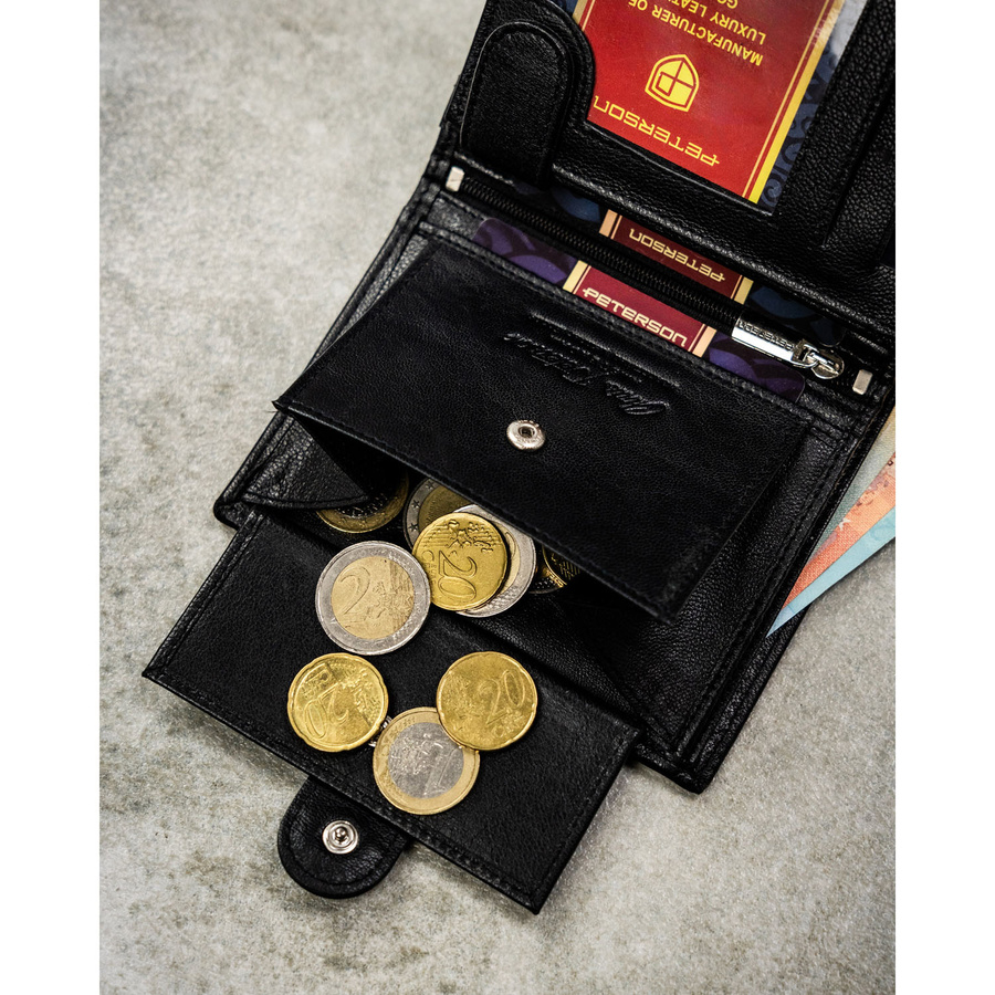 Skórzany, czarny portfel męski w orientacji pionowej zamykany zatrzaskiem - Peterson