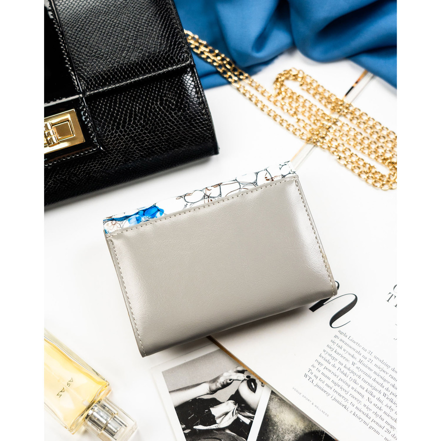 Portfel damski ze skóry naturalnej w niebieskim kolorze ozdobiony kwiatowym wzorem - Peterson