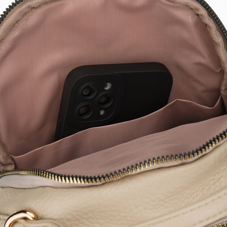 Mały plecak damski ze skóry ekologicznej w jasnobeżowym kolorze - Rovicky