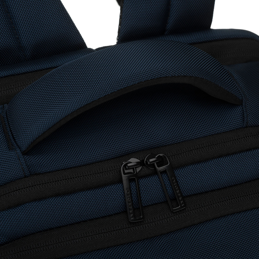 Granatowy plecak podróżny z poliestru z miejscem na laptopa, zawieszony na regulowanych szelkach - Peterson