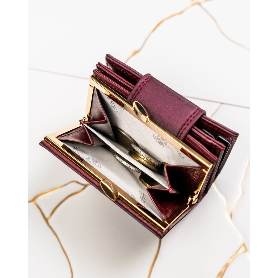 Portfel damski ze skóry naturalnej i ekologicznej w fioletowym kolorze, zamykany zatrzaskiem i biglem - Peterson