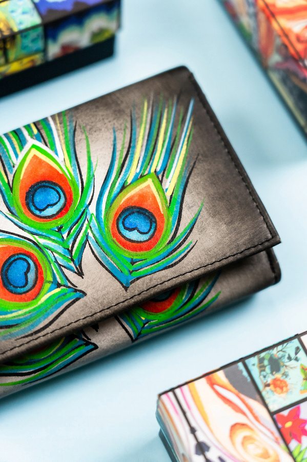 Pojemny, skórzany portfel damski na zatrzask ze wzorem pawich piór - Rovicky