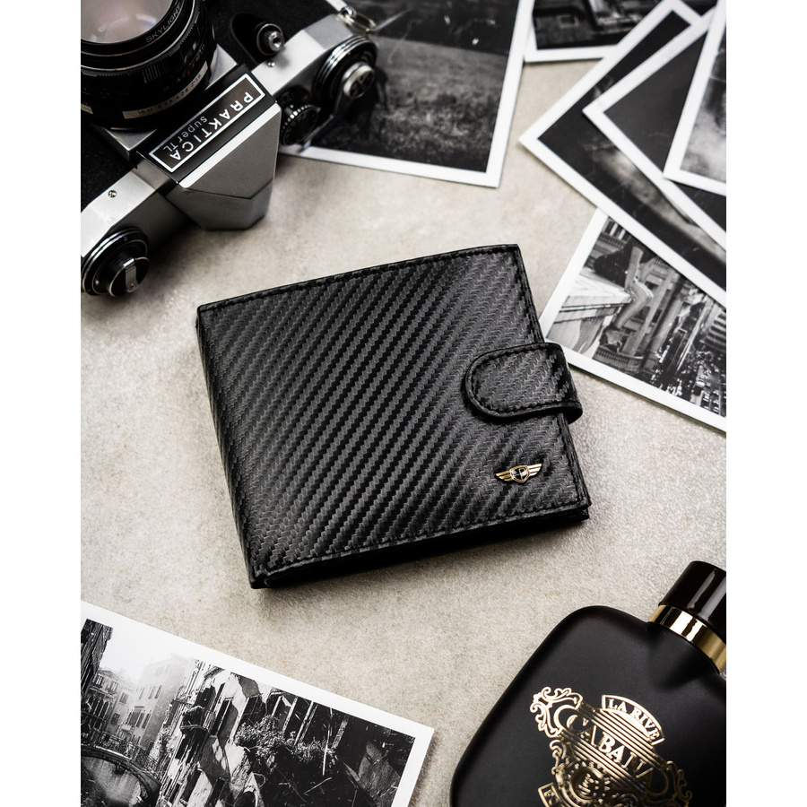 Poziomy portfel męski ze skóry naturalnej w czarnym kolorze wyposażony w system RFID, w zestawie z brelokiem - Peterson