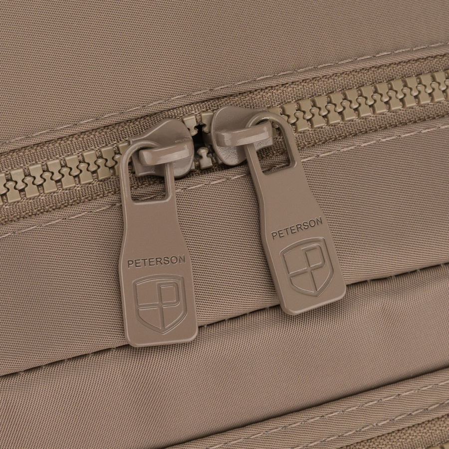 Beżowy plecak damski wykonany z poliestru, zawieszony na regulowanych szelkach - Peterson