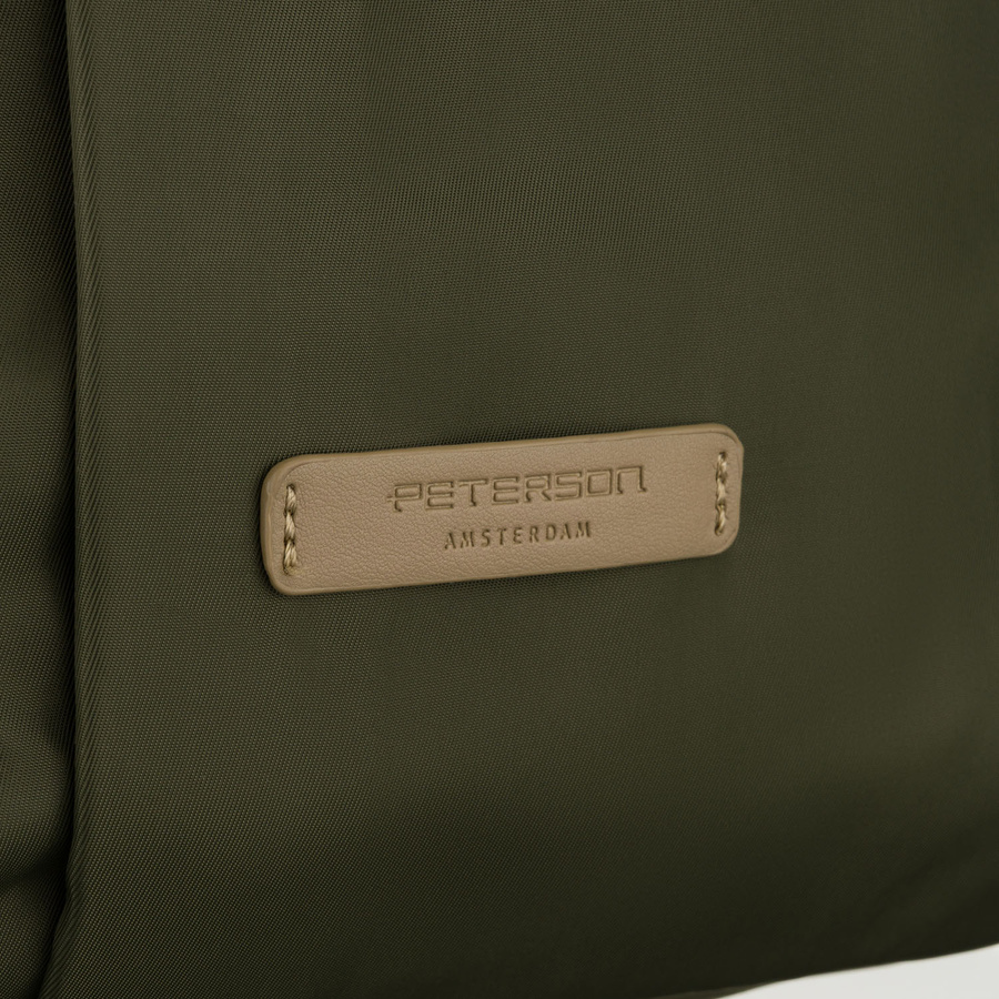 Zielony plecak damski zawieszony na regulowanych szelkach i zamykany suwakiem - Peterson