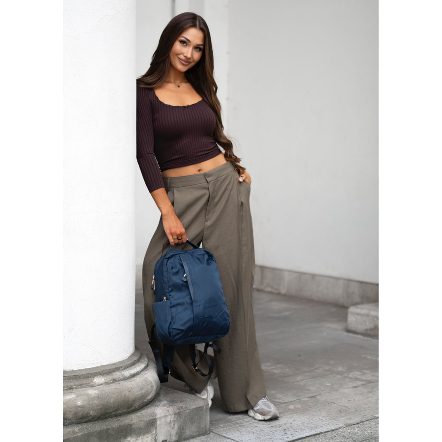 Nylonowy plecak damski w granatowym kolorze z uchwytem do mocowania na walizce - Peterson