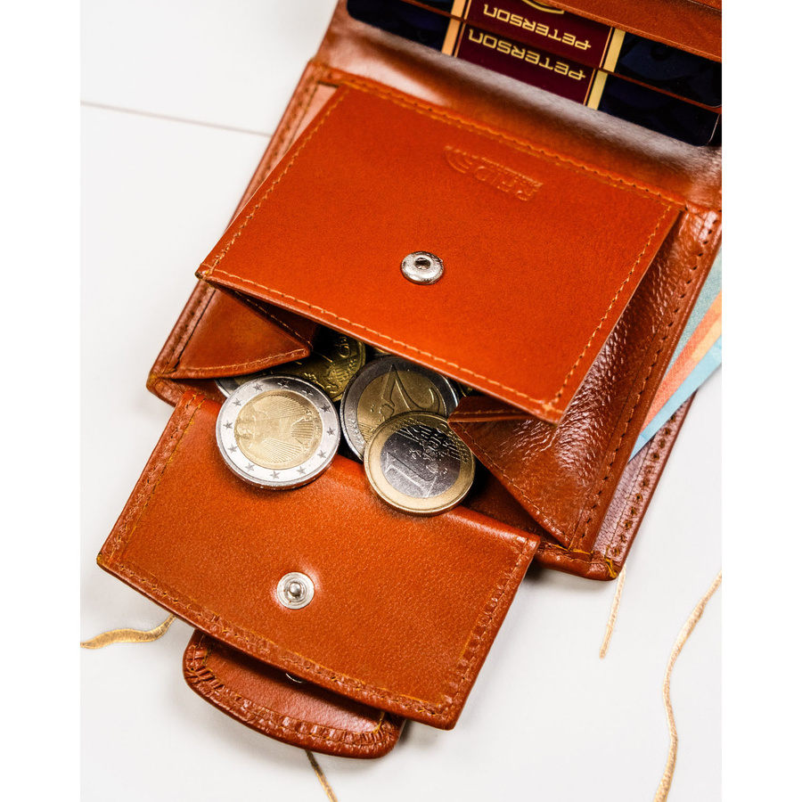 Mały, skórzany portfel damski w jasnobrązowym kolorze z systemem RFID - Peterson