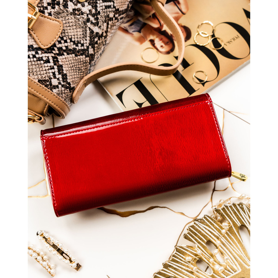 Skórzany, duży portfel damski w czerwonym kolorze zamykany na zatrzask - Rovicky