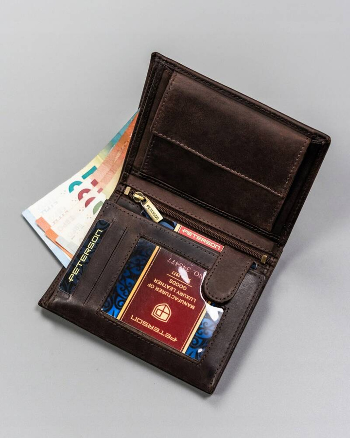 Duży, skórzany portfel męski w orientacji pionowej - Peterson