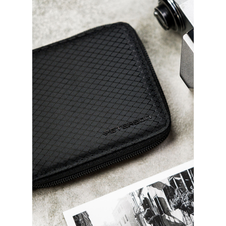 Portfel męski w czarnym kolorze z modnym, geometrycznym wzorem - Peterson