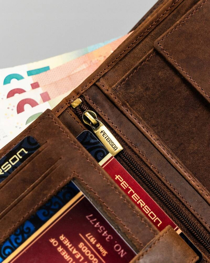 Duży pionowy portfel męski ze skóry naturalnej - Peterson