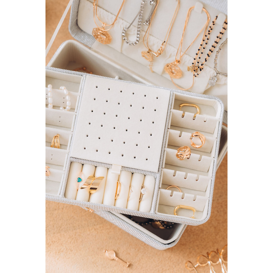 Elegancka szkatułka w srebrnym kolorze zamykana na zatrzask i kluczykiem - Peterson