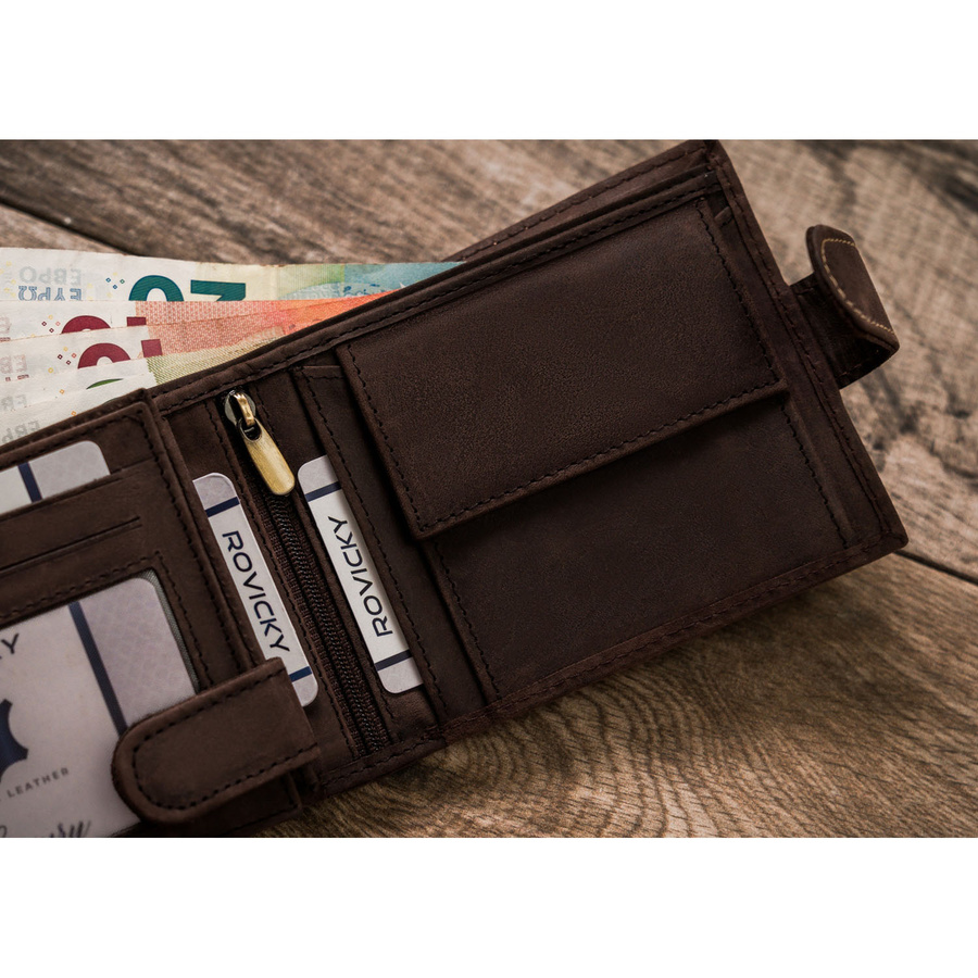 Klasyczny, skórzany portfel męski w ciemnobrązowym kolorze zamykany na zatrzask