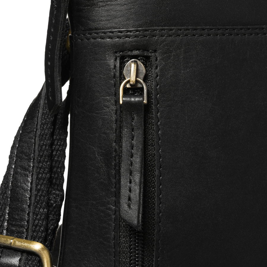 Listonoszka męska ze skóry naturalnej w czarnym kolorze, jednokomorowa i zamykana suwakiem - Peterson