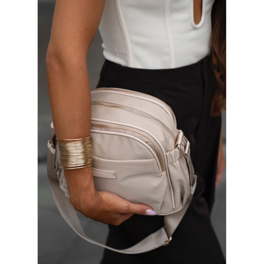 Nylonowa, beżowa listonoszka damska z sześcioma dodatkowymi kieszeniami - Peterson