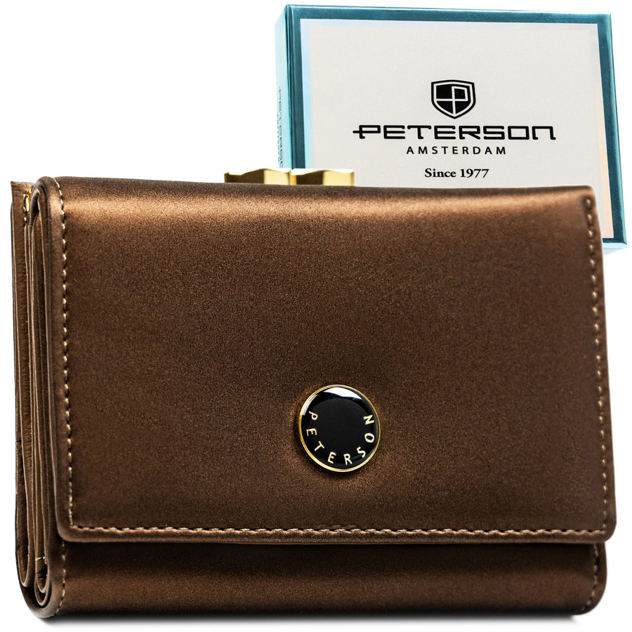 Średniej wielkości portfel damski wykonany ze skóry naturalnej i ekologicznej w brązowym kolorze, zamykany na bigiel i zatrzask - Peterson