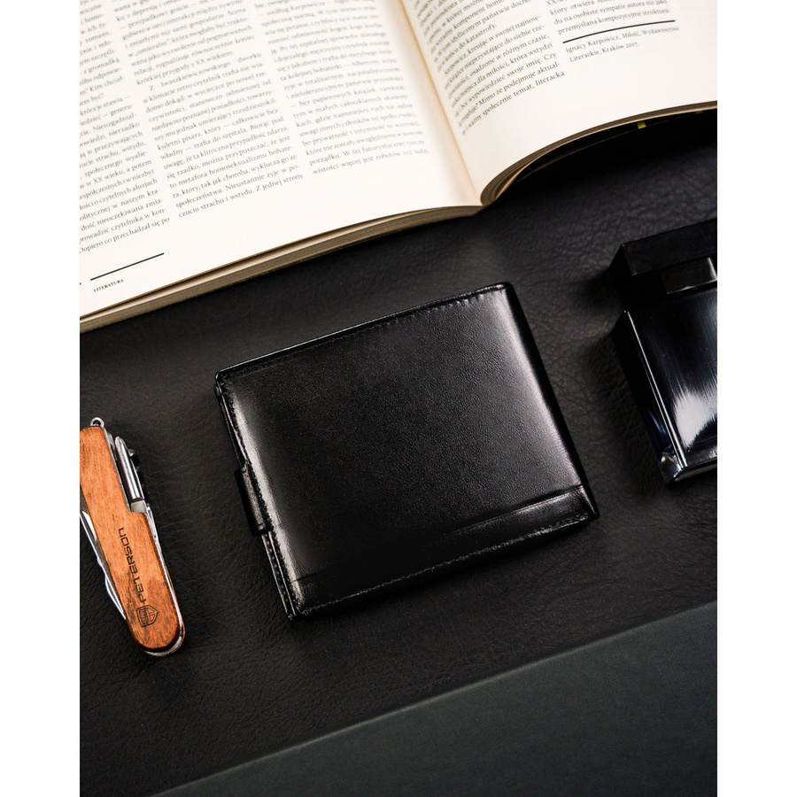 Portfel męski ze skóry naturalnej w czarnym kolorze zamykany zatrzaskiem - Rovicky
