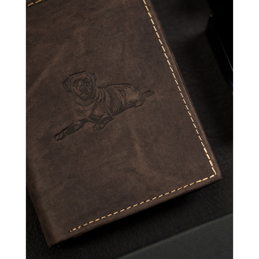 Portfel męski ze skóry naturalnej w brązowym kolorze z tłoczeniem w kształcie psa