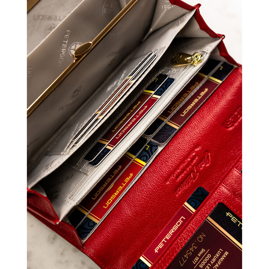 Portfel damski ze skóry naturalnej w czerwonym kolorze zamykany na zatrzask - Peterson