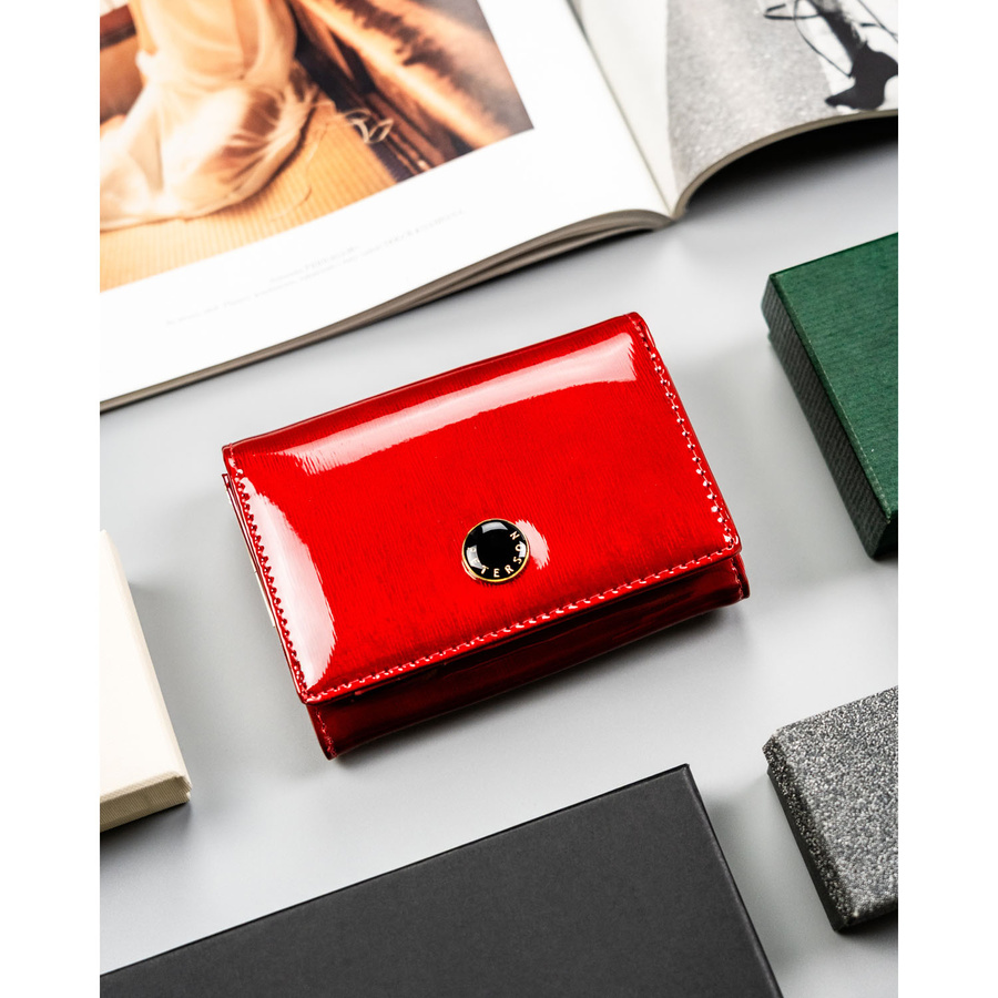 Skórzany lakierowany portfel damski na zatrzask w czerwonym kolorze - Peterson