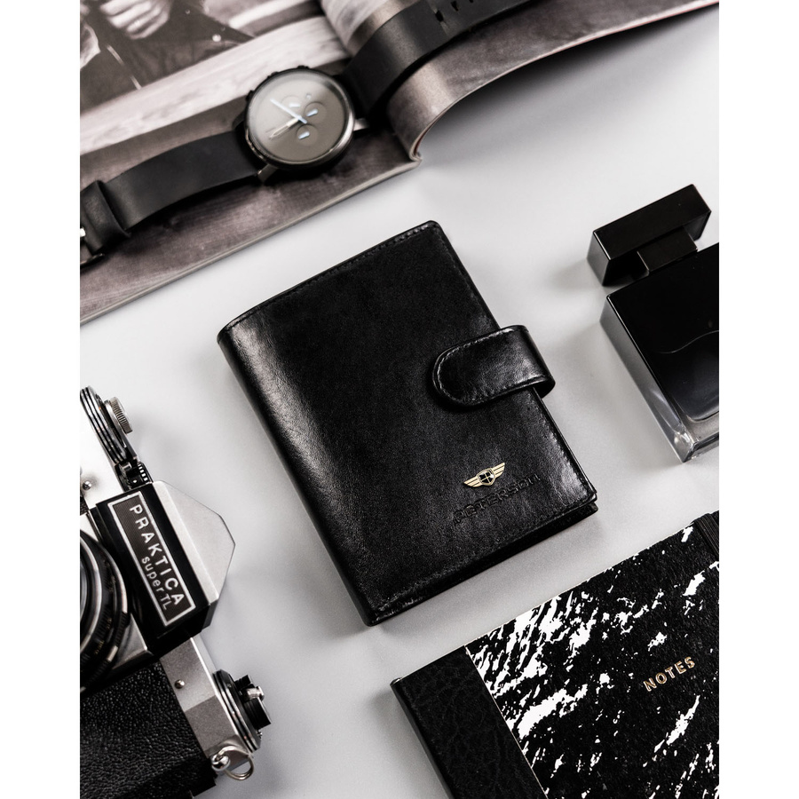 Duży portfel męski wykonany ze skóry naturalnej w czarnym kolorze, wyposażony w system RFID - Peterson