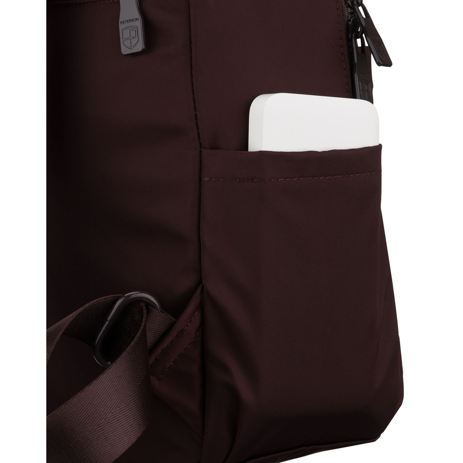 Bordowy plecak damski wykonany z poliestru, zawieszony na regulowanych szelkach - Peterson